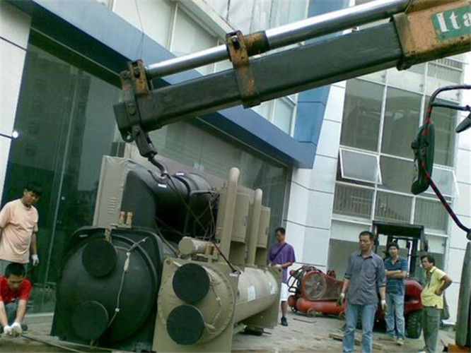 石嘴山市随车吊和汽车吊的核心区别是什么？哪种更省钱？