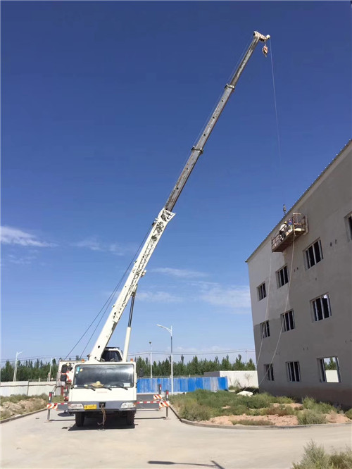 石嘴山市“轻装强干”—— 吊车的 “轻量化臂架” 技术